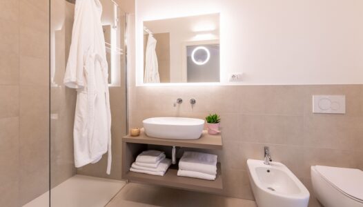 Bild_ Pareus Real Estate: Ferienhäuser zum Kauf mit modernen Bädern - Walk-In Dusche und Bidet inklusive