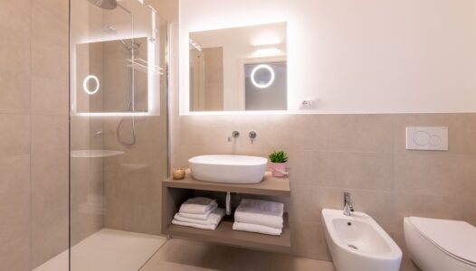 Bild Pareus Real Estate: Moderne Badezimmer mit hochwertiger Einrichtung - Ferienwohnungen zum Kauf in Italien